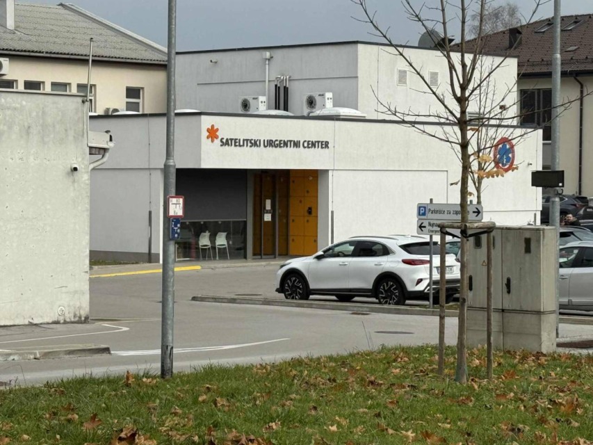 Urgenca_Kočevje - NaDlani.si Dijak naj bi bil krvav po obrazu in imel izbita vsaj dva zoba; vir: Facebook