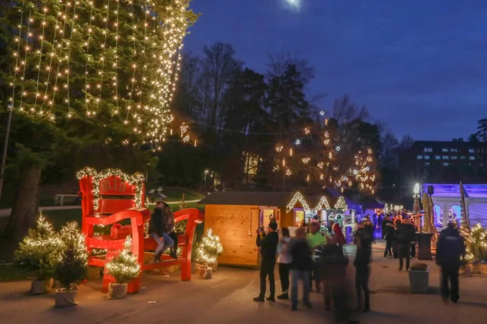 Veseli_december_Bled - NaDlani.si Sprehod ob blejskem jezeru v soju prazničnih lučk; vir: Facebook