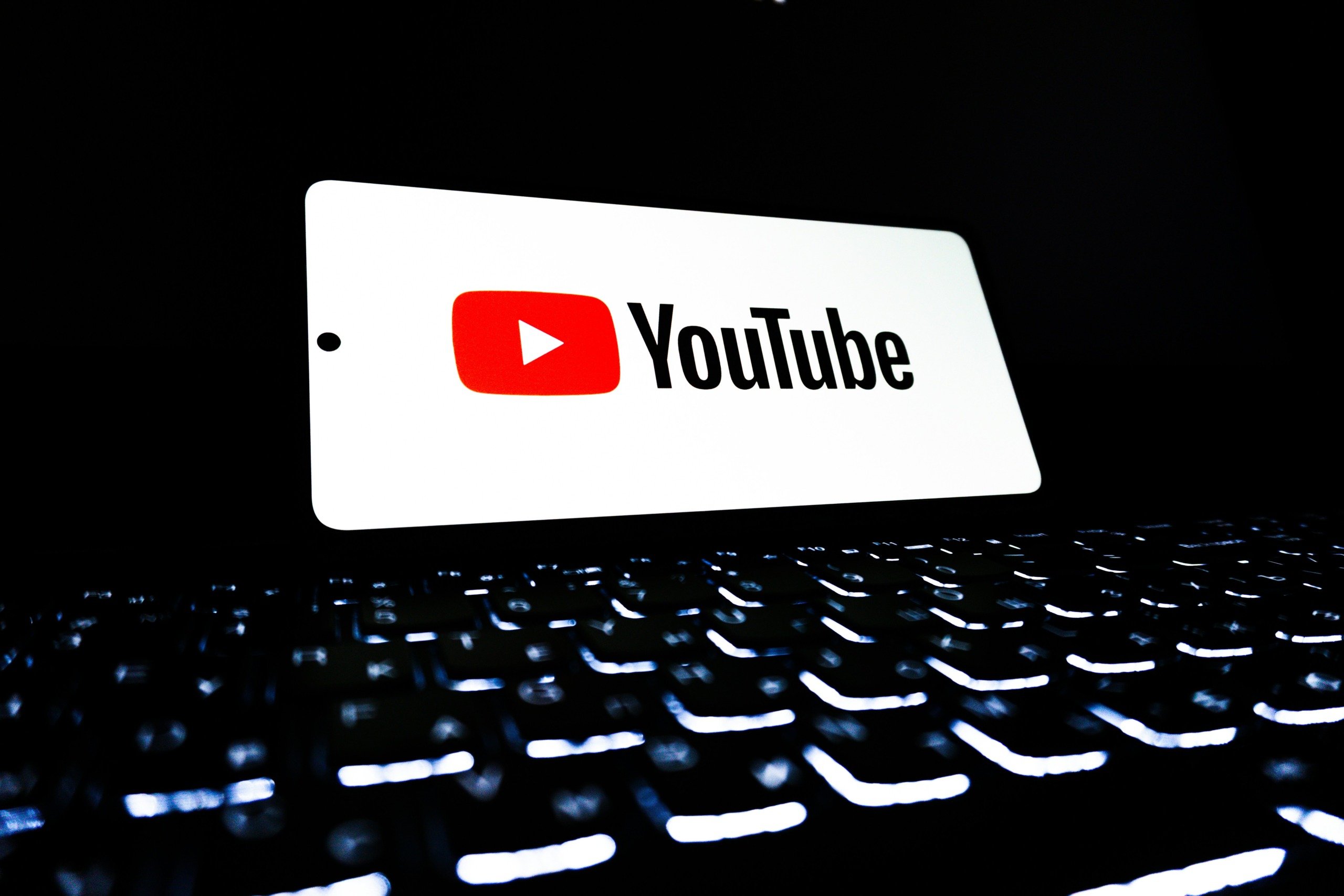 outube je izbrisal več kot 700 videoposnetkov, ki razkrivajo izraelske kršitve človekovih pravic v Gazi. Ukrep sproža očitke o cenzuri in omejevanju svobode izražanja