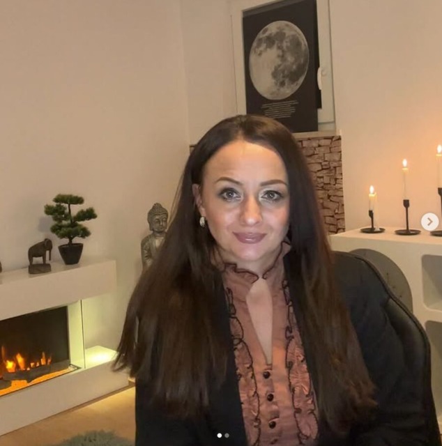 Zajem slike Instagram Renata Saje - NaDlani.si Renata se je javila iz svoje nove astrološke pisarne; vir: Zajem slike/Instagram