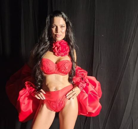 Na oder je stopila v zapeljivem, živordečem kompletu, občinstvu skoraj zastal dih.