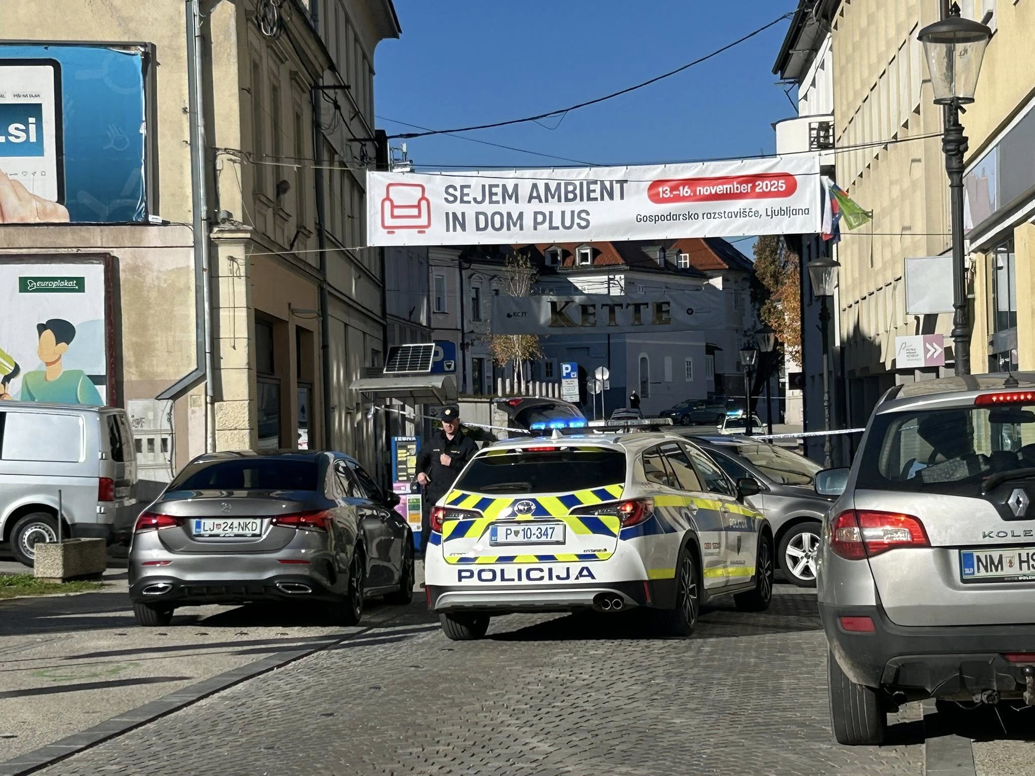 Zapora območja okrog sodišča; vir: zajem slike/Facebook