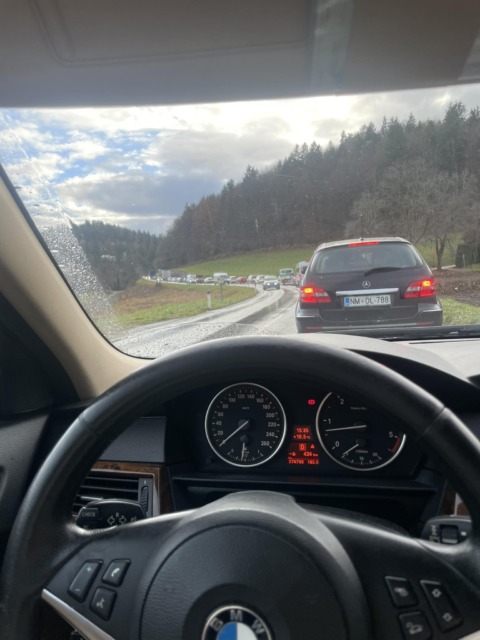 Zastoj MIrna-Trebnje - NaDlani.si Iz smeri Mirne je nastal daljši zastoj; Vir: Facebook/ Policijske kontrole Dolenjska