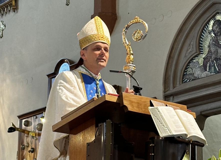 “Potrebujemo več podpore življenju, družinam in mladim, ki se odločajo za življenje!” – škof Saje z jasnim pozivom k dialogu in spoštovanju