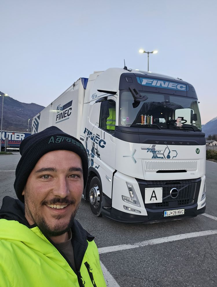 To je najbolj veseli slovenski šofer! Denis vozi tovornjak in poje, vse to je na Facebooku