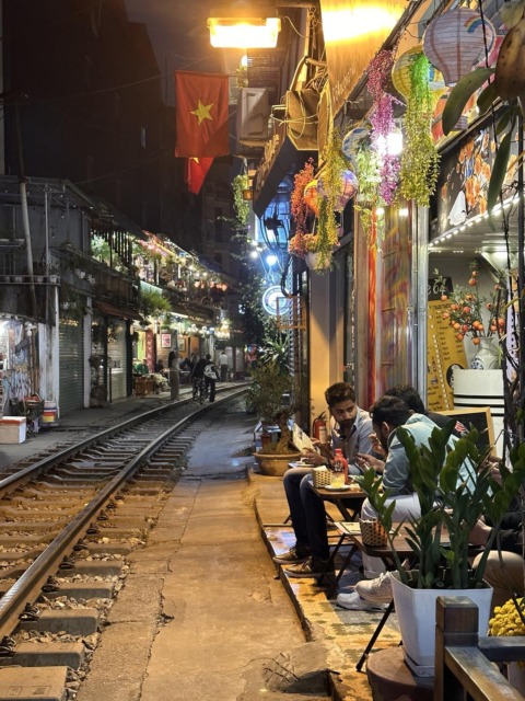 Zaprtje, ki odmeva po svetu: ali je ikonični Train Street v Hanoj-u za vedno izgubljen? (VIDEO in FOTO)