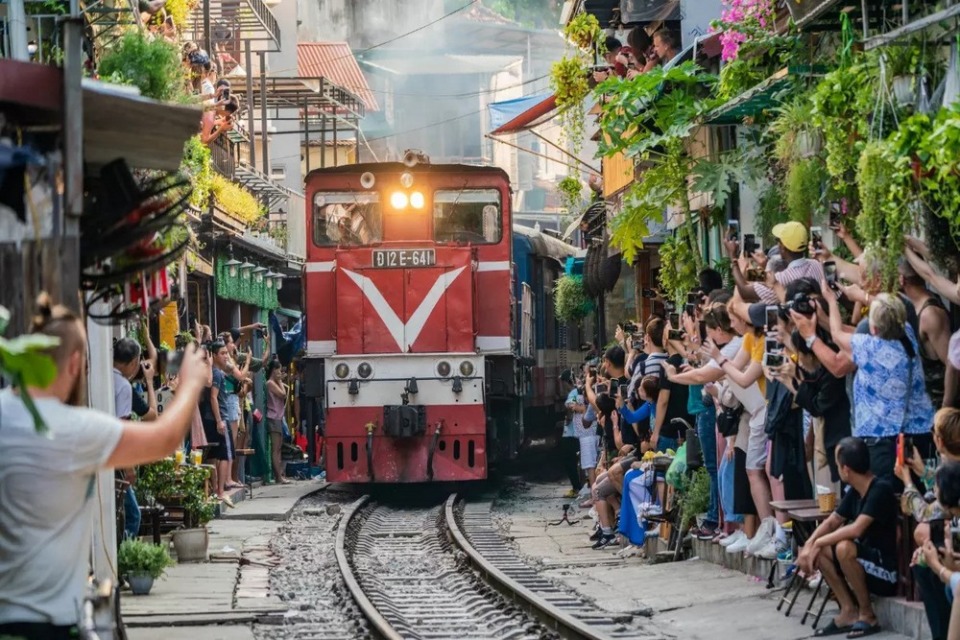 Zaprtje, ki odmeva po svetu: ali je ikonični Train Street v Hanoj-u za vedno izgubljen? (VIDEO in FOTO)