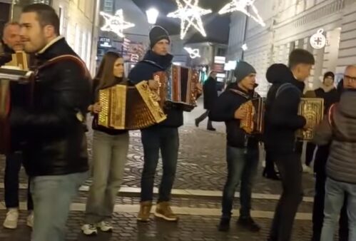 Harmonike v središču Ljubljane zazvenele že včeraj zvečer in zanetile val podpore: komentarji so preplavili splet (VIDEO)