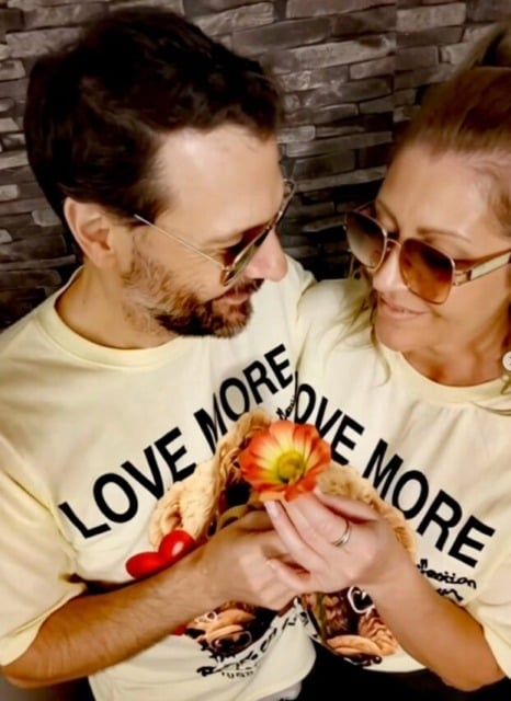 Zaročil se je najbolj kontroverzen voditelj brez zavor, Iztok Gartner – poglejte, kakšna lepotica je njegova Monika (FOTO)