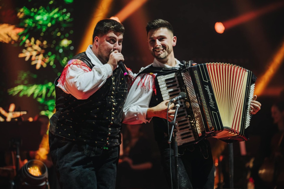 »Bil naj bi le začasna rešitev« Luka Sešek po razprodanih Stožicah razkriva resnico o ansamblu Saša Avsenika