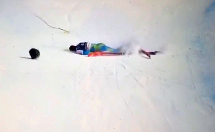 Ojoj, grozljiv padec slovenskega smučarja, obležal je na progi