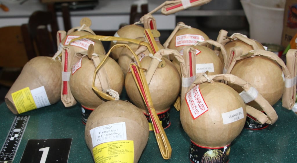 Zaradi nasilja potrkali na vrata v Sevnici – hišna preiskava pa je razkrila orožje in prepovedane eksplozive (FOTO)