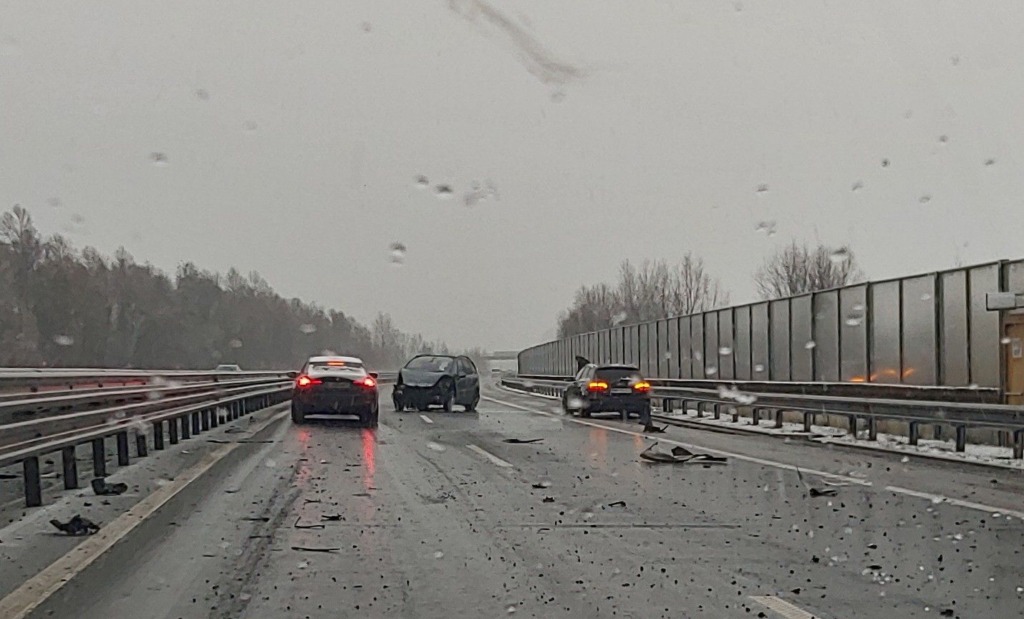 Prometna nesreča na Pomurski avtocesti proti Murski Soboti, nastajajo zastoji