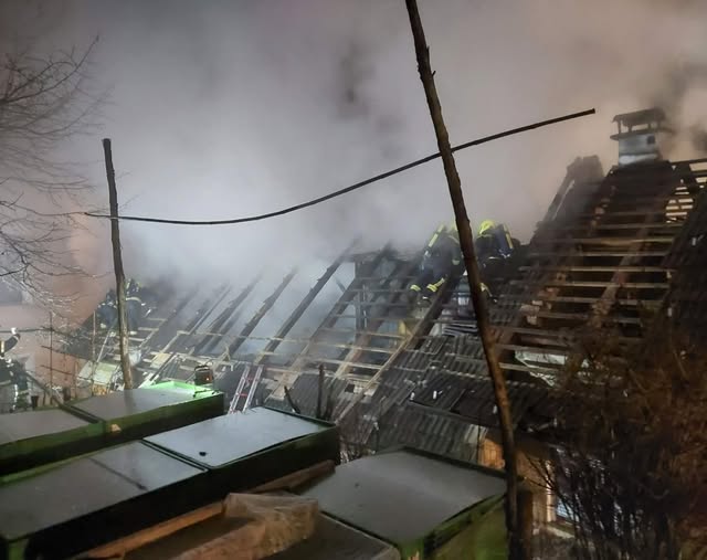 Noč v plamenih: požar v Sevnici uničil stanovanjsko hišo (FOTO)