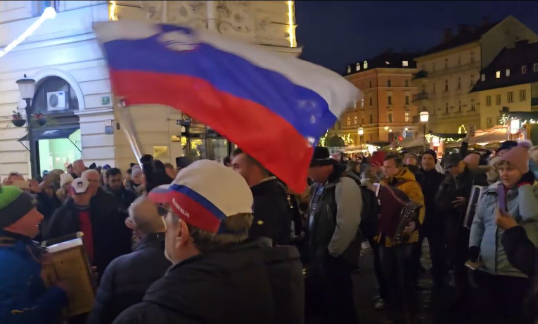 Ljubljana poka po šivih: center preplavile nepregledne množice, slovenska pesem odmeva v en glas (VIDEO)