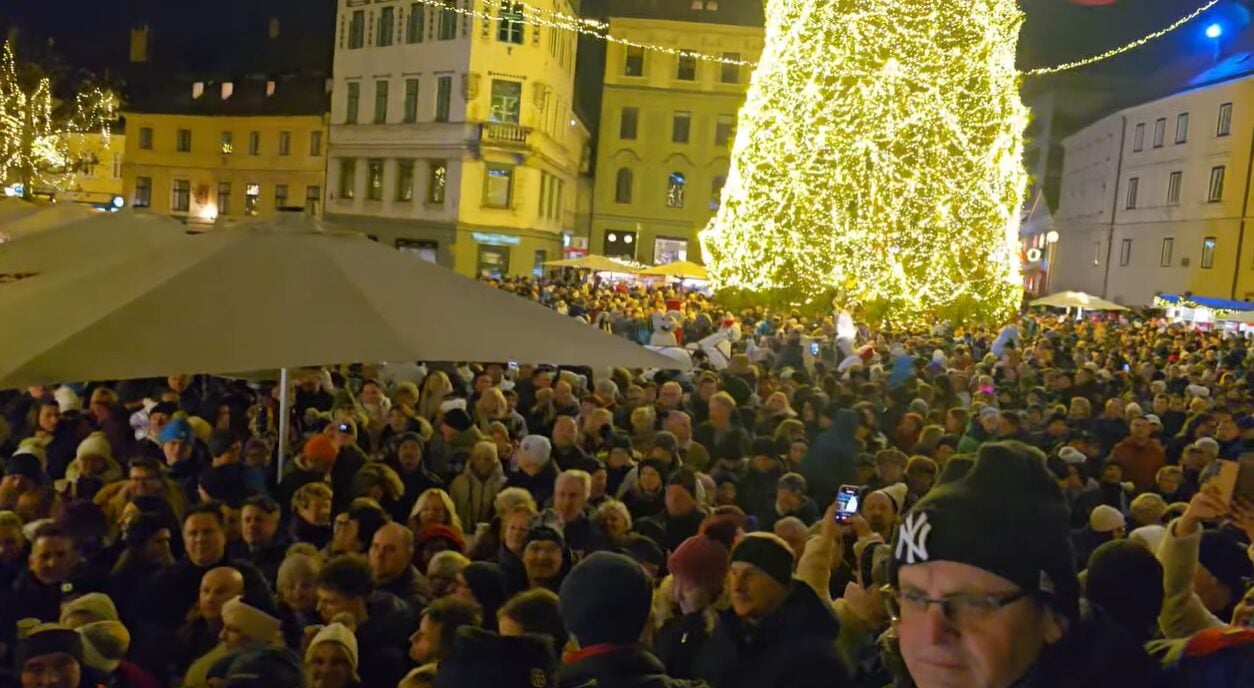 Kurja koža zagotovljena: trenutek, ko je množica v Ljubljani zapela Zdravljico (VIDEO)