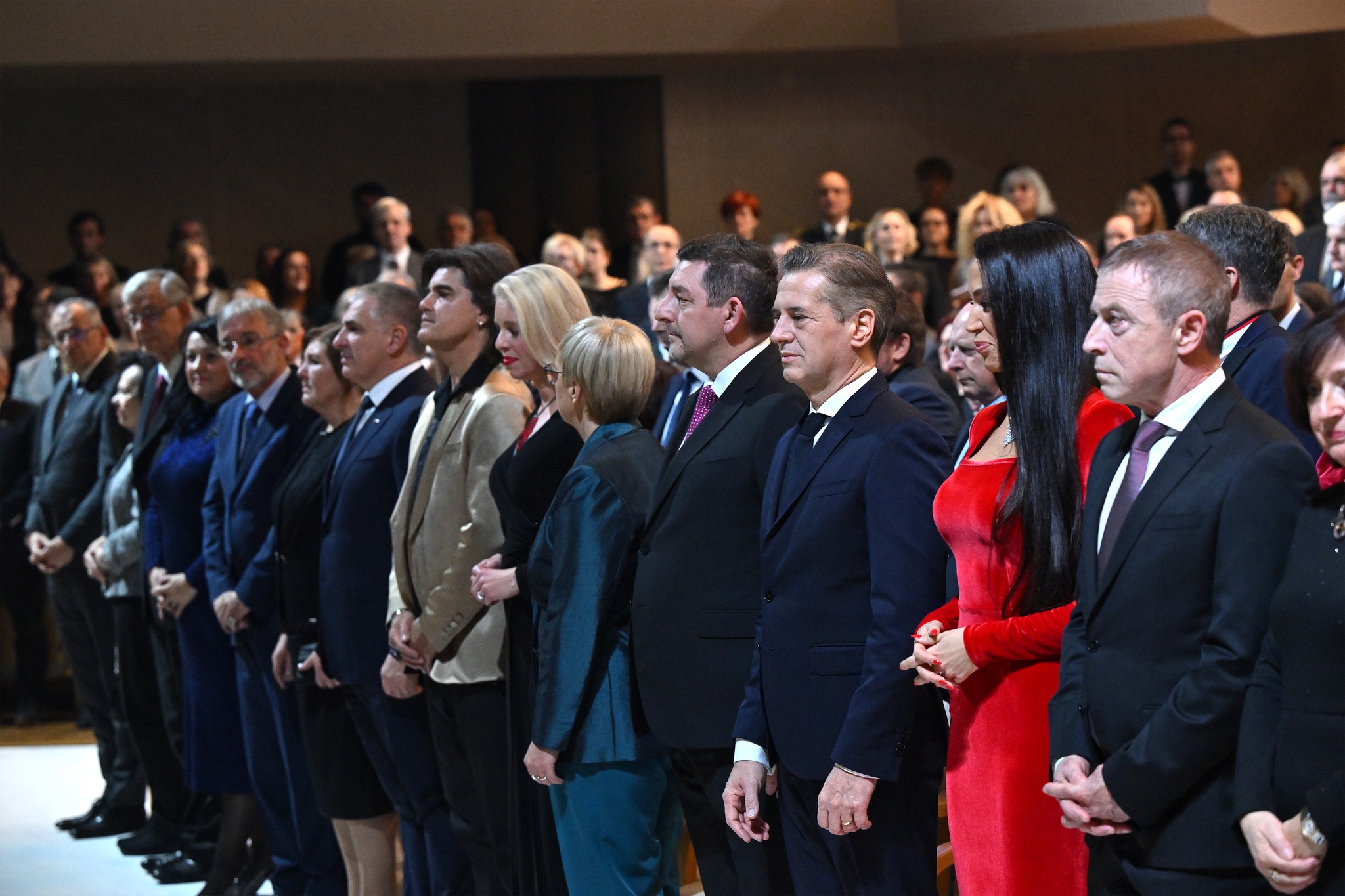 Ste videli, kako je včeraj žarela Tina Gaber? V dolgi rdeči obleki je na proslavi ukradla številne poglede