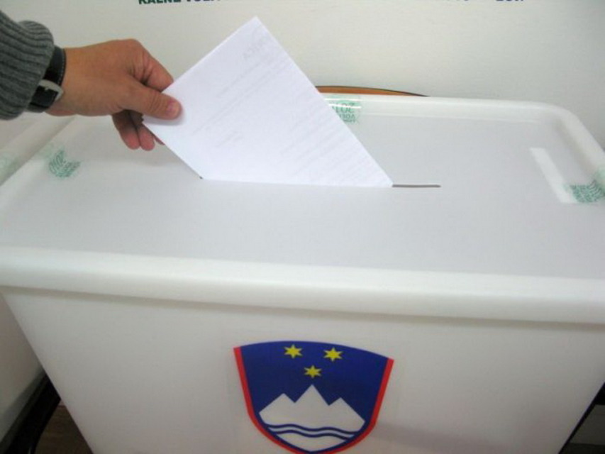 Tujci s stalnim prebivališčem v Sloveniji bi lahko že letos ostali brez volilne pravice