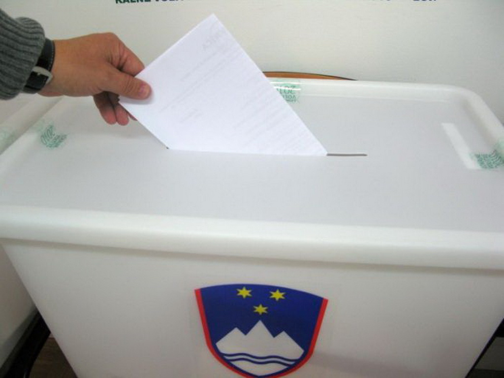 Tujci s stalnim prebivališčem v Sloveniji bi lahko že letos ostali brez volilne pravice