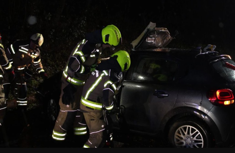 Rezanje pločevine, da bi prišli do ponesrečenca. FOTO: PGE Krško