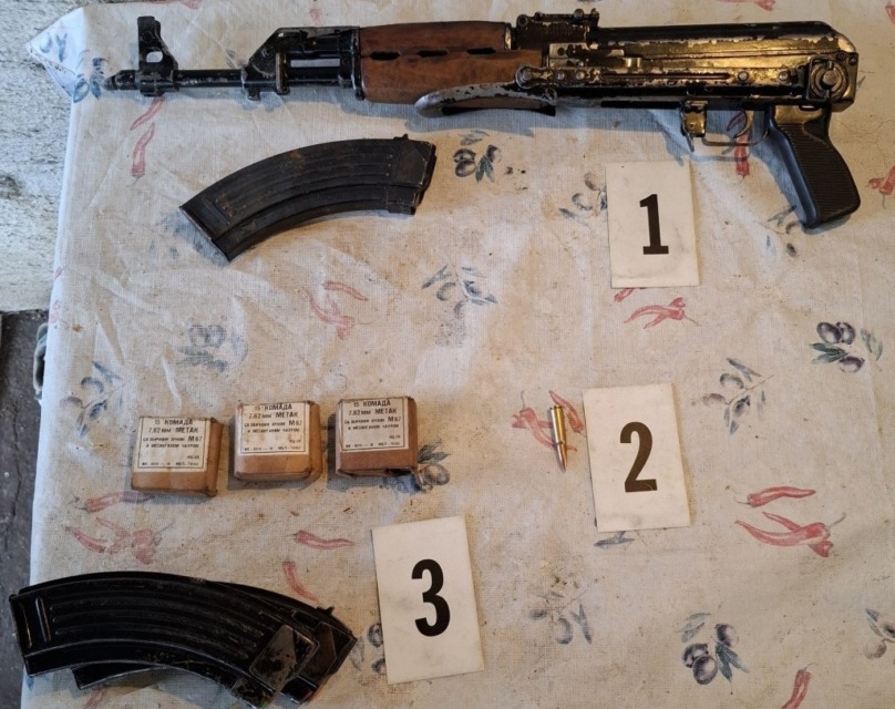 Zaskrbljujoče! To so kriminalisti zasegli med hišnima preiskavama na območju naselij Brezje in Trška Gora (FOTO)