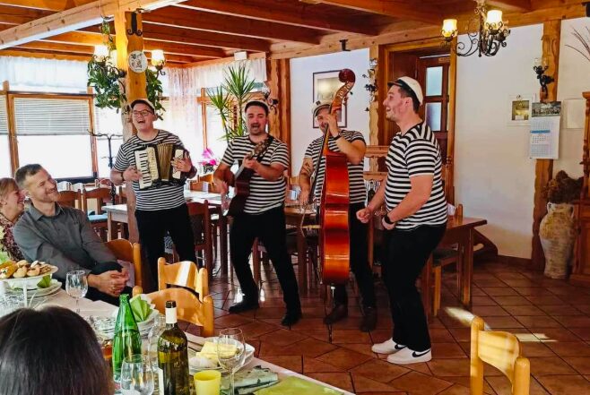 Velika novica iz glasbenih krogov: član priljubljenega ansambla dočakal dvojno srečo - rodili sta se mu enojajčni dvojčici (FOTO)