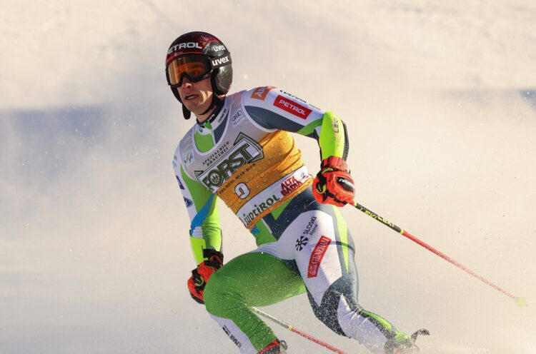 Še en udarec za slovensko smučanje: po hudem padcu sezono končal še en smučar – poškodbam letos ni in ni videti konca