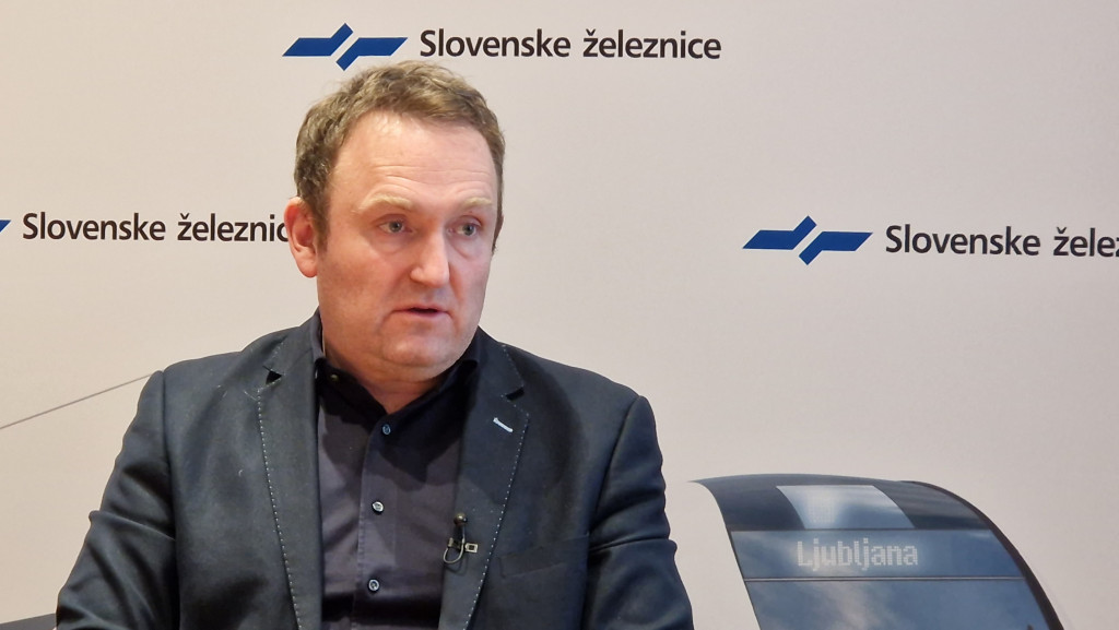Slovenske železnice v rdečih številkah, vodstvo pa si najema luksuzne službene avtomobile