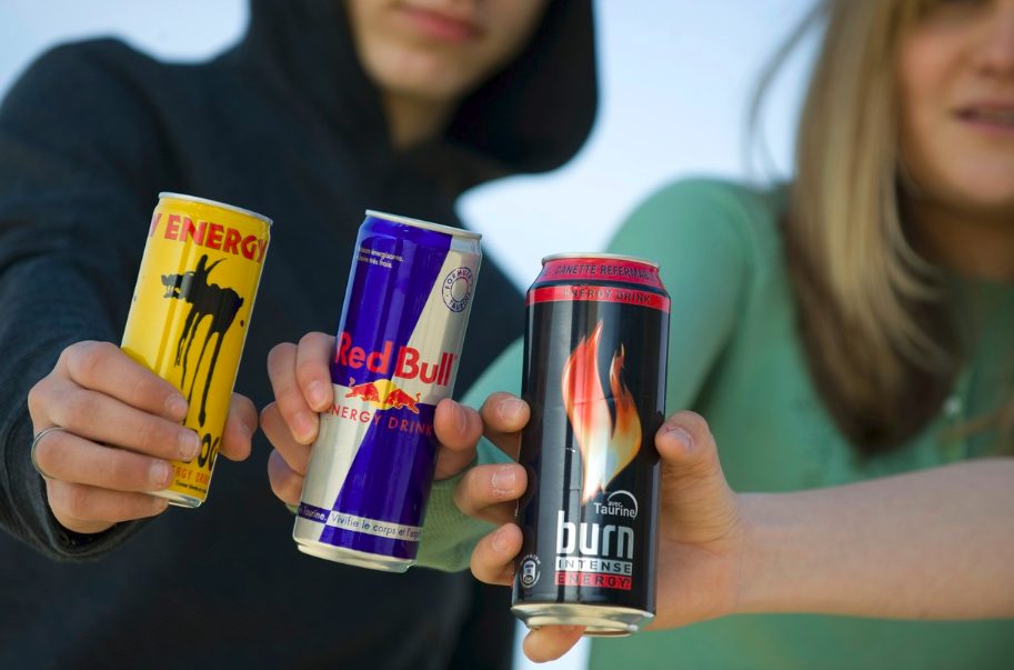 Osnovnošolci v Posočju tekmujejo v pitju energijskih pijač in uporabi nikotina – starši v paniki!