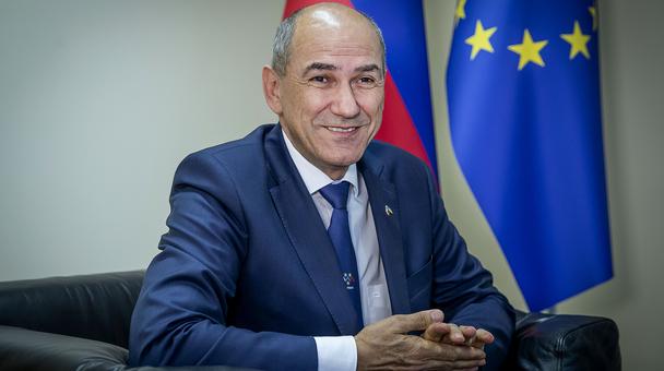 »Situacija je skrajno resna, tovariši«: Janez Janša udaril po Milanu Kučanu, odzivi razgaljajo globok politični razkol