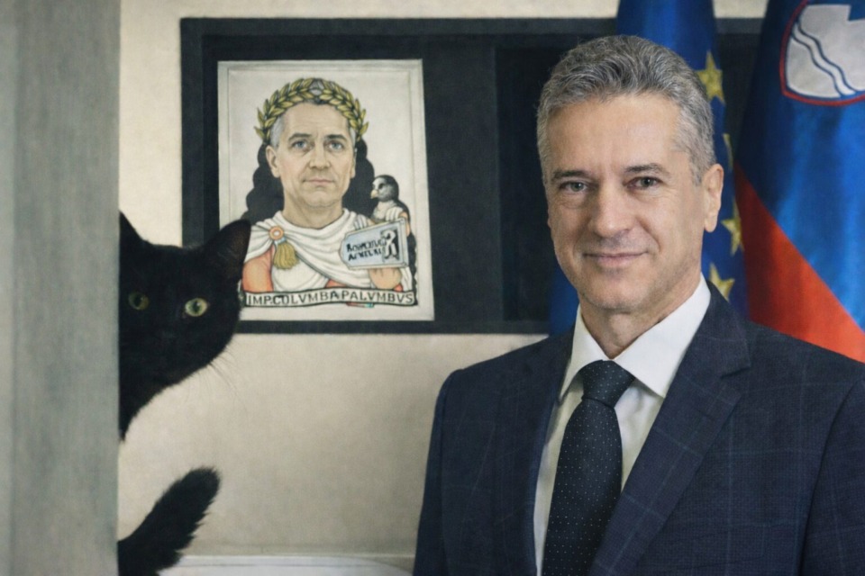 Slika iz doma Golobovih dvignila veliko prahu – Robert Golob sam sebe vidi kot Julija Cezarja? (FOTO)