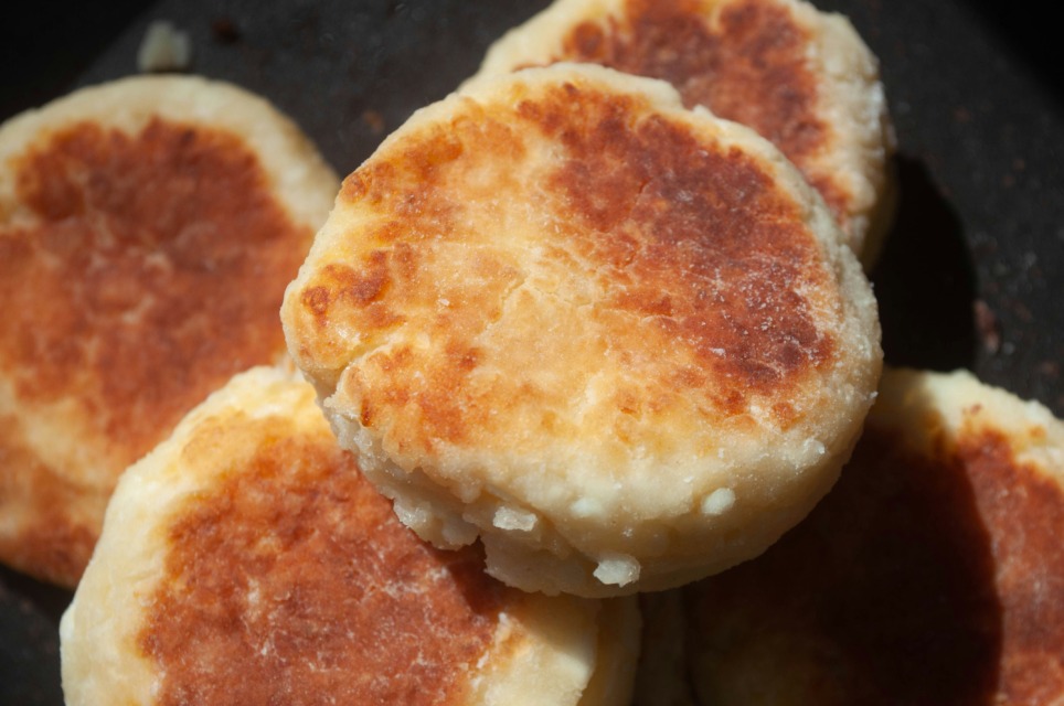 Boxty (irske krompirjeve palačinke) so kulinarični hit! Spoznajte recept za najbolj hrustljave krompirjeve polpete, ki so boljši od praženega krompirja.
