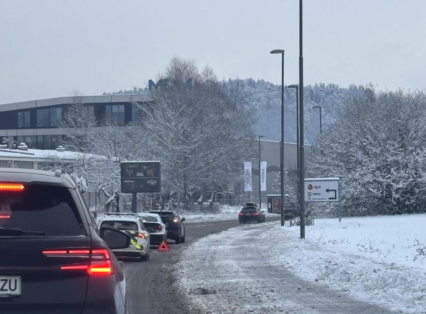 Prometna nesreča na Brnčičevi ulici v Ljubljani, promet oviran