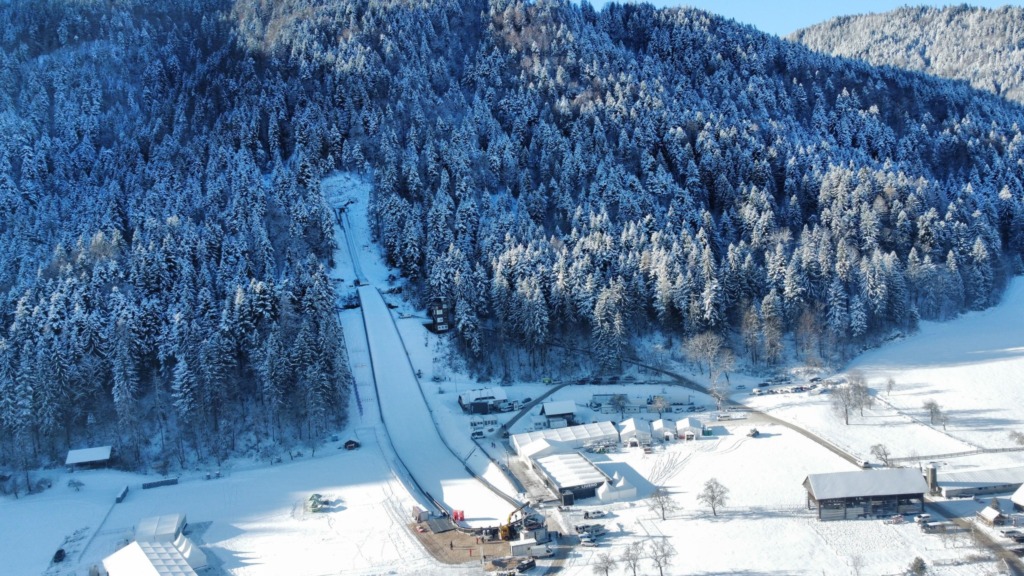 Ljubno je pripravljeno, skakalnica v odličnem stanju, dekleta odštevajo do tekem