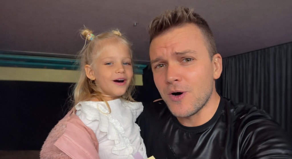 Kakšen glas! Znani slovenski pevec zapel s hčerko Tio in navdušil splet (VIDEO)