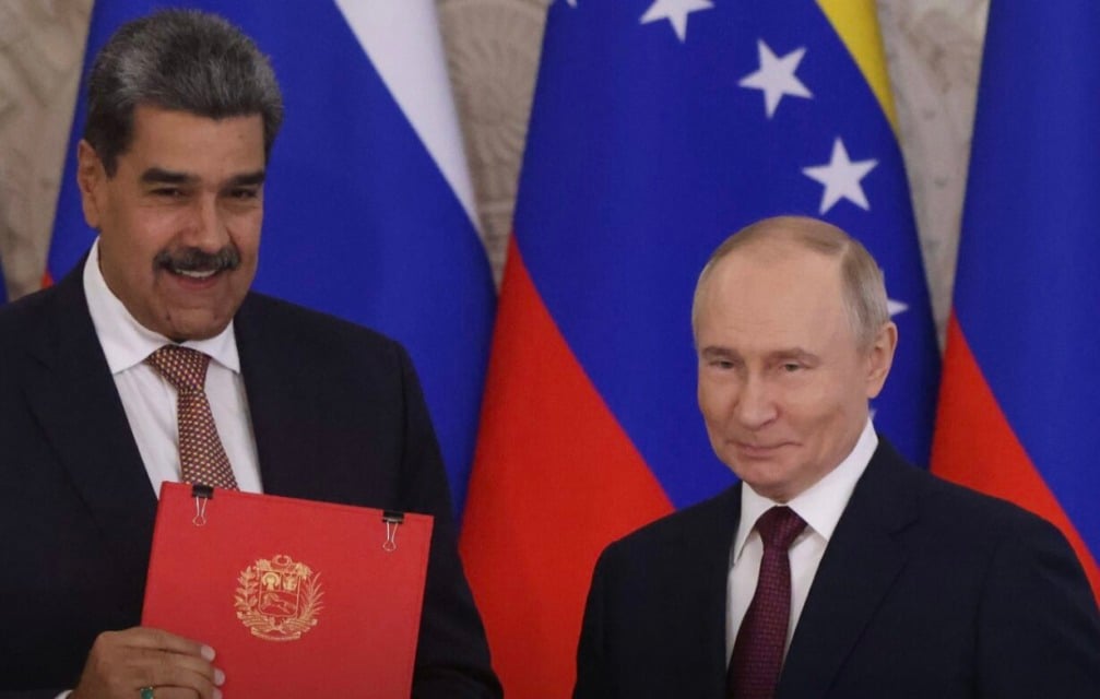 Vpliv ameriške vojaške akcije v Venezueli na Putinovo Rusijo: dvorezen meč