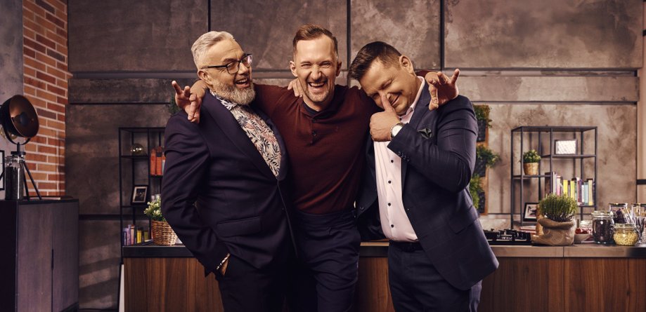 En poljub, ki pove vse: priljubljeni kuhar in žirant MasterChefa v najlepši življenjski vlogi (VIDEO)