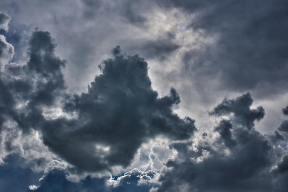 meteorolog-nevihta - NaDlani.si Nevihta, pojav, ki ga meteorolog težko napove