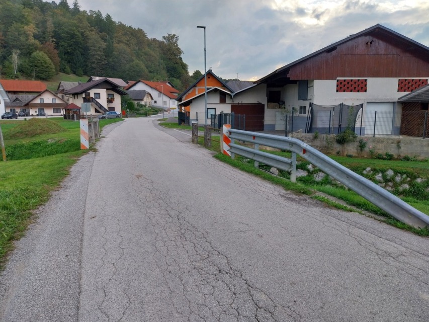 Kriki iz teme: pešec v Pijavicah padel v gradbiščno jamo (potok), rešili so ga v zadnjem trenutku: »Še pol ure in ga ne bi bilo več« (FOTO)