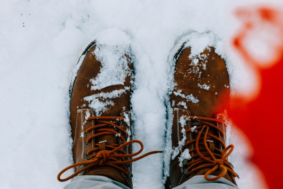 Najboljša zimska obutev3 - NaDlani.si Najboljši zimski čevelj diha. Če se vam bo noga potila, bo vlaga znotraj čevlja hitro postala hladna in učinek bo nasproten – vaše noge bodo ledene kljub debeli podlogi.