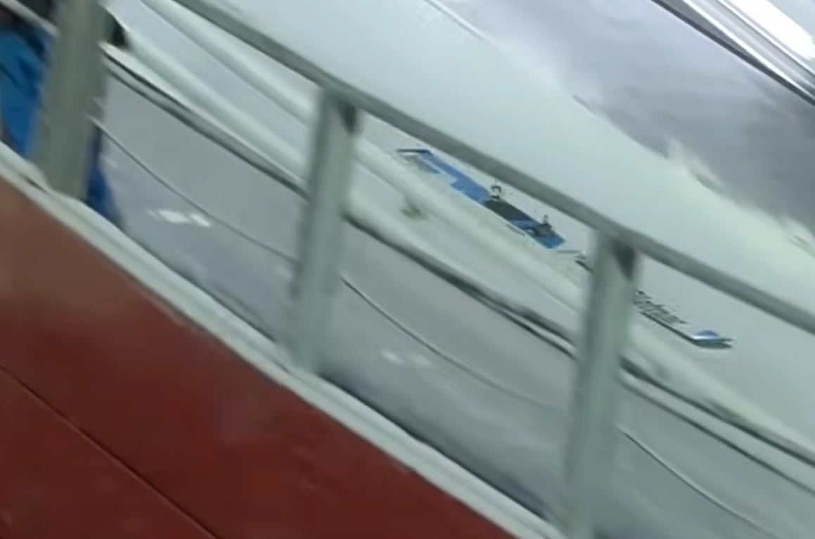 Kljub temu, da je Prevc ob koncu prve serije dobil nov par smuči, mu je vodstvo tekmovanja prepovedalo skok. FOTO: YouTube