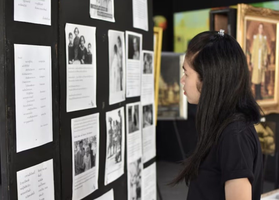 Gospa opazuje, kaj plakati prikazujejo