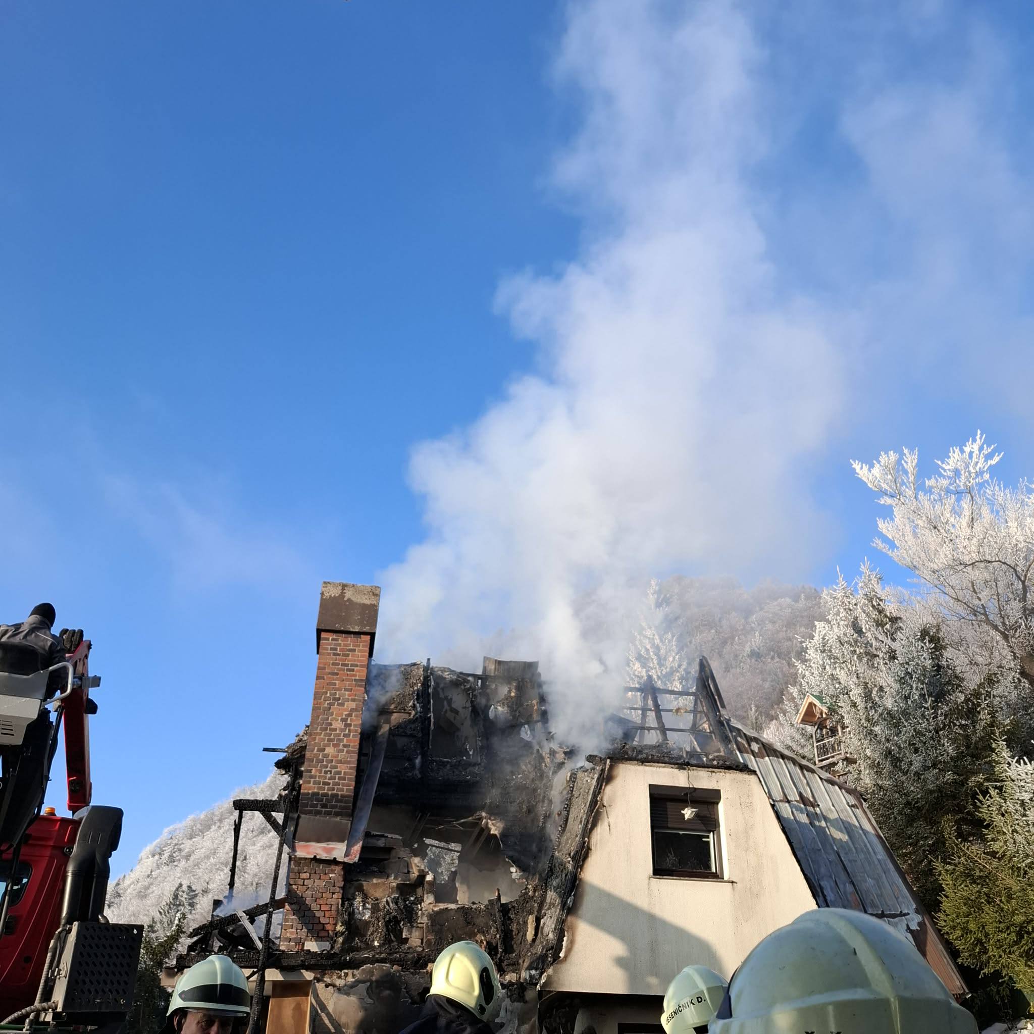Poglejte posledice včerajšnjega požara na Paškem Kozjaku, gasilo več kot 80 gasilcev (FOTO)