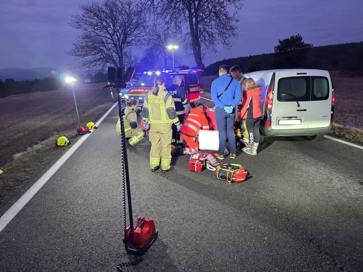 Šokanten prizor sredi ceste pri Gradišču: v zaklenjenem avtomobilu odkrili mrtvega voznika