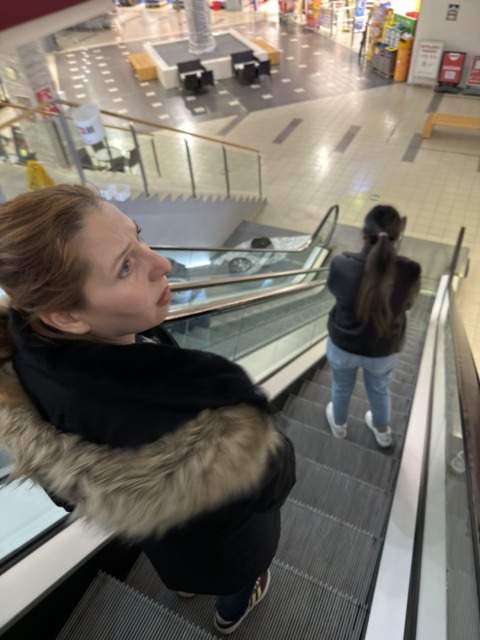 Pozor! Po mestu naj bi krožili zbiratelji podpisov – a opozorila pravijo, da gre za prevarantke (FOTO)