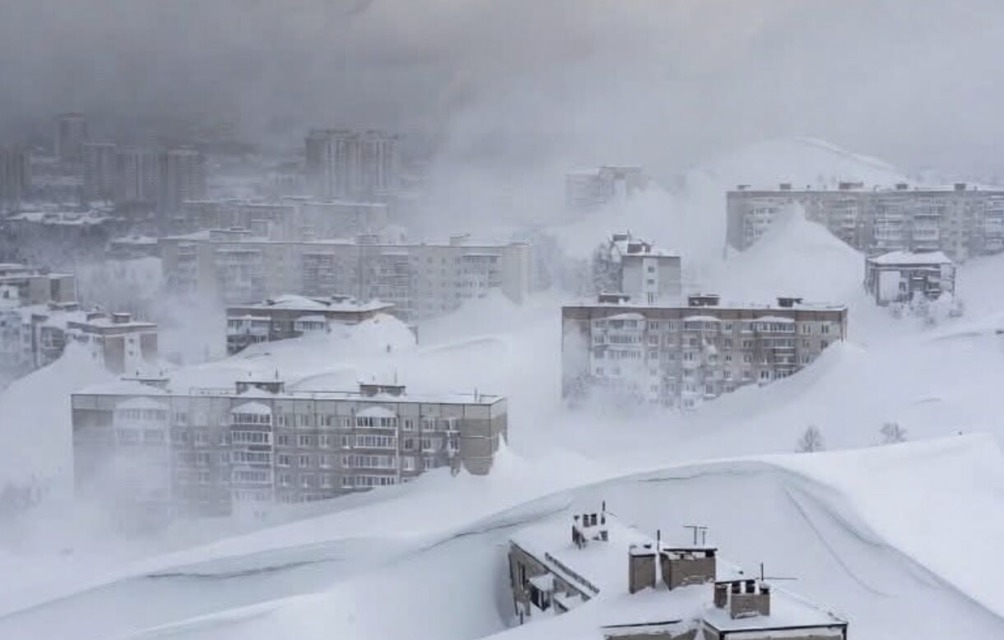 Sneg v Rusiji zasipa stavbe: toliko snega ni bilo že približno 130 let