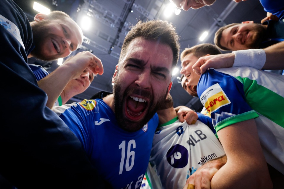 Zormanovi proti ekipi, ki bo imela na tribuni desetino vseh prebivalcev države, v Oslo z letali in križarko