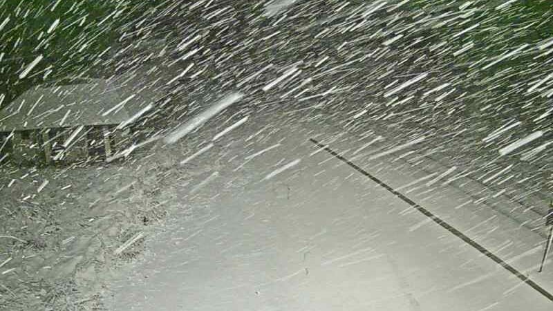 Snežni udar zlomil promet: Evropa v popolnem zastoju