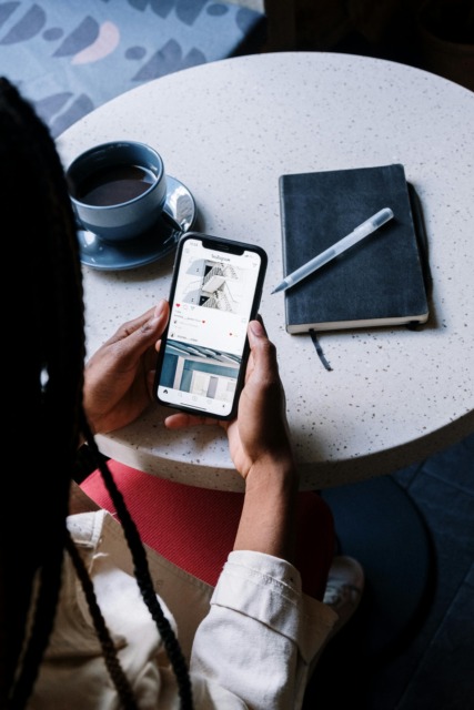 Oseba v kavarni na telefonu