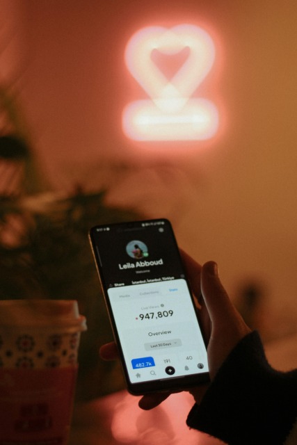 Roka osebe, v kateri drži telefon